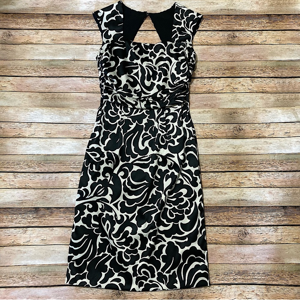Donna Ricco Sheath Party Dress Size 4 Ruched Sides Bust Open Back Black & Ivory